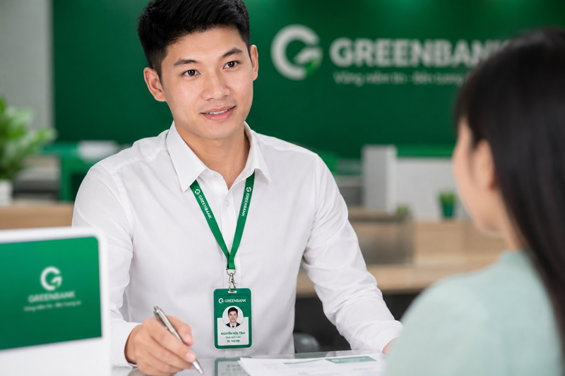 nhân viên đeo thẻ làm việc tại ngân hàng